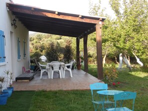 Outdoor dining - 70 m2 Rental near sea / mountain (Cargèse)