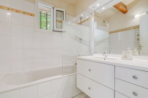Bathtub, hair dryer - Deatched 2-bedroom house / villa in a peaceful garden near the beach (Bormes-Les-Mimosas)
