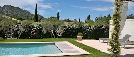 Piscina all'aperto, una piscina riscaldata