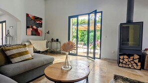 Fernseher, Kamin, Videospiele, DVD-Player