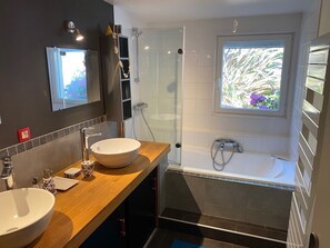 Bathtub, hair dryer, towels, toilet paper