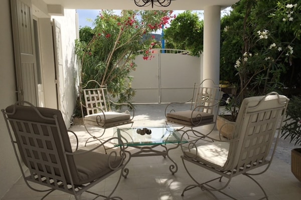 à 300 mètres des plages de sable et du port de plaisance, calme et ensoleillé
