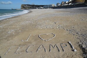 A beach with the words "I ♥ CAMP!" written in stones and "CAMP" in the sand. - CHARMING GITE "L'Extazen", SAUNA and GARDEN. (Fécamp)