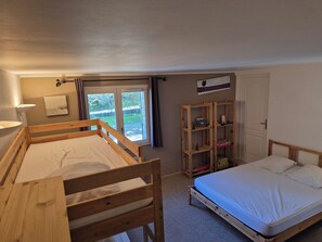 2 habitaciones, tabla de planchar con plancha, cuna de viaje y wifi 
