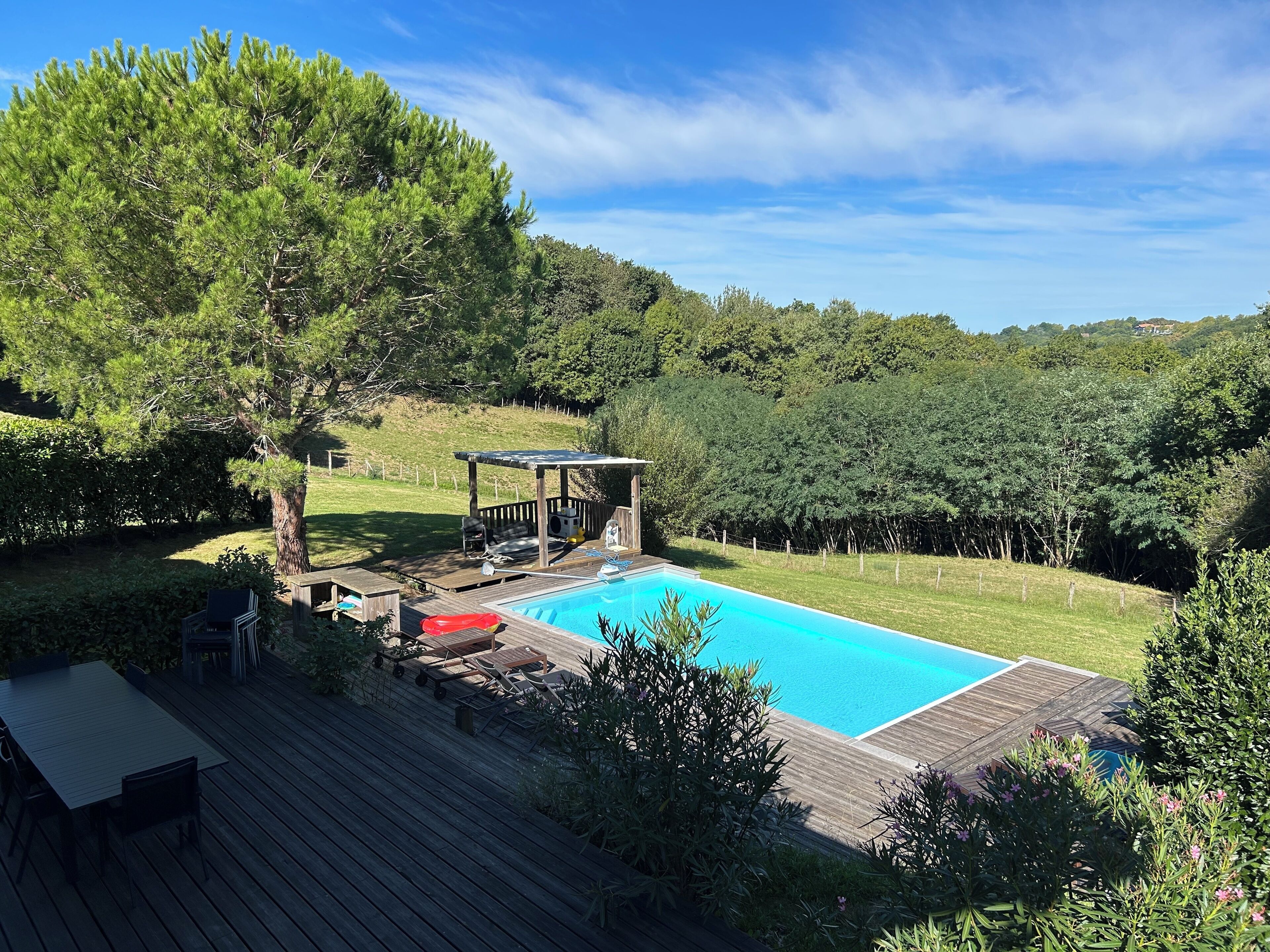 Piscine extérieure, piscine à débordement