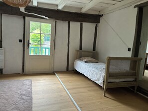 6 quartos, ferros/tábuas de passar roupa, berço de viagem, Wi-Fi