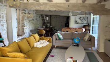 Télévision, cheminée, lecteur de DVD, baby-foot