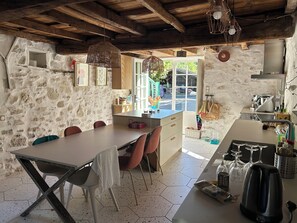 雪櫃、微波爐、焗爐、爐具