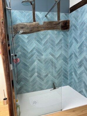 Ensemble douche/baignoire, papier toilette