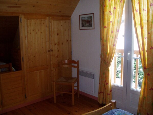 3 bedrooms, iron/ironing board, travel crib, free WiFi