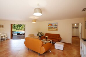 TV, DVD player, table tennis - Bright villa, air conditioned, on 9000m², pool, tranquility and rest assured (Laroque-Des-Albères)