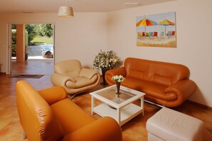 Una televisión, un reproductor de DVD, una mesa de tenis de mesa