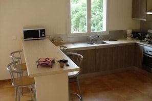 Kjøleskap, mikrobølgeovn, ovn og kokeplater