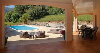Bright villa, air conditioned, on 9000m², pool, tranquility and rest assured