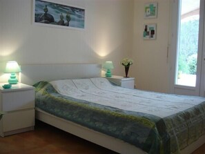 4 dormitorios, tabla de planchar con plancha, cuna de viaje