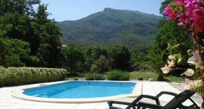 Stille und leuchtend Villa mit Grünflächen , Schwimmbad und Klimaanlage.