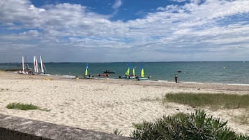 Vlak bij het strand, ligstoelen, strandlakens