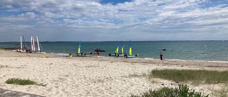 Beach nearby, sun loungers, beach towels