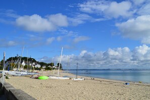 Beach nearby, sun-loungers, beach towels