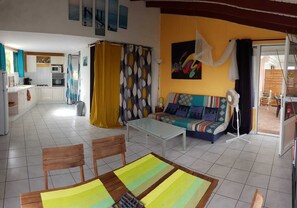 TV, books - Gite with swimming pool and stunning sea views (Le Gosier)