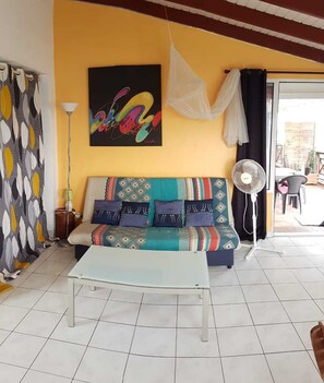 TV, books - Gite with swimming pool and stunning sea views (Le Gosier)