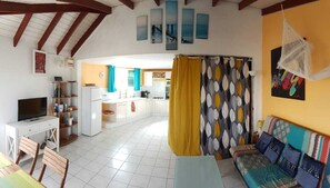 TV, books - Gite with swimming pool and stunning sea views (Le Gosier)