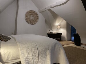 6 bedrooms, desk, iron/ironing board, free WiFi