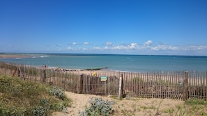 Una spiaggia nelle vicinanze