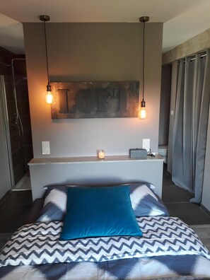 2 habitaciones, tabla de planchar con plancha y cuna de viaje