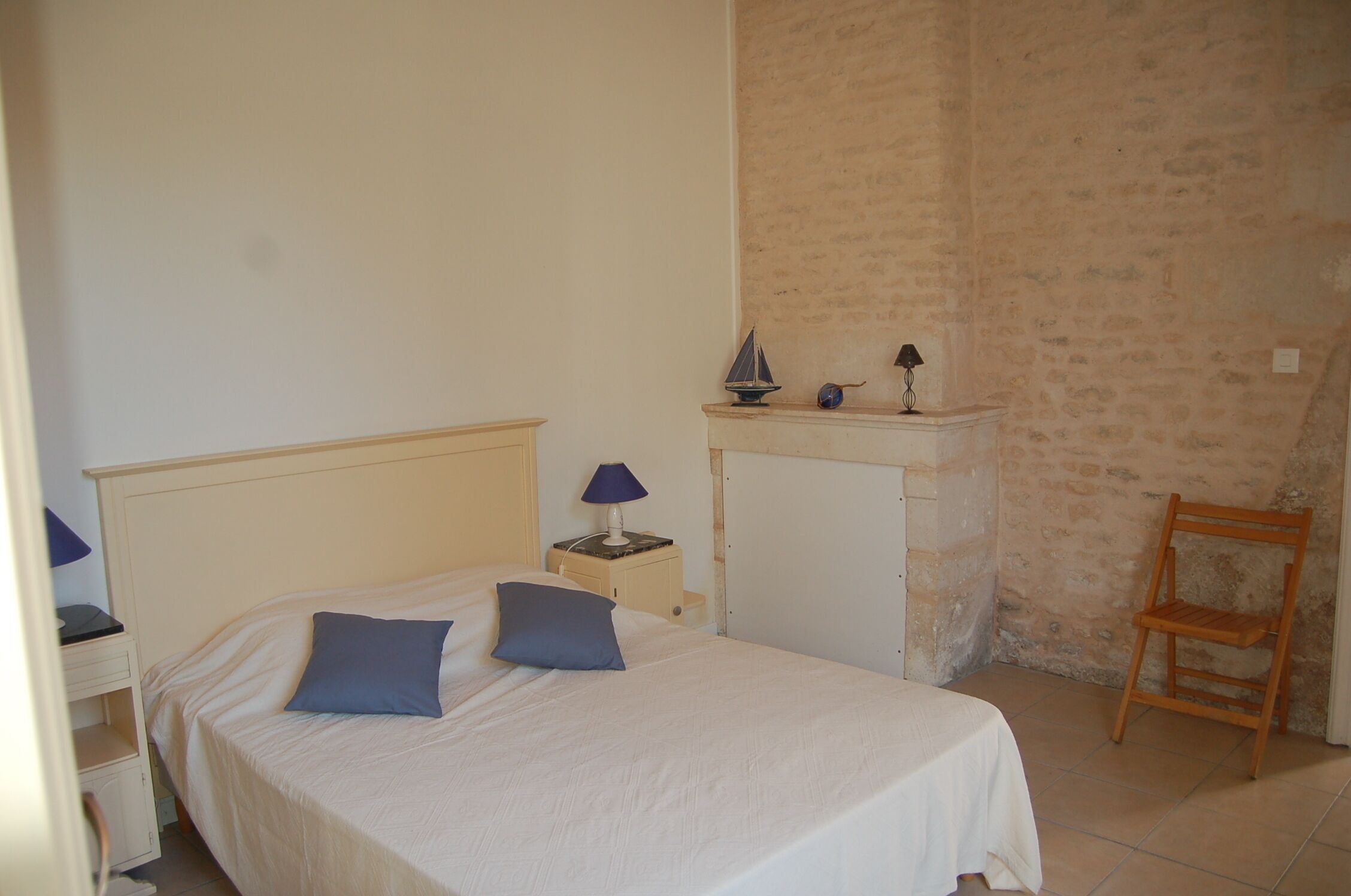 2 dormitorios, tabla de planchar con plancha, cuna de viaje