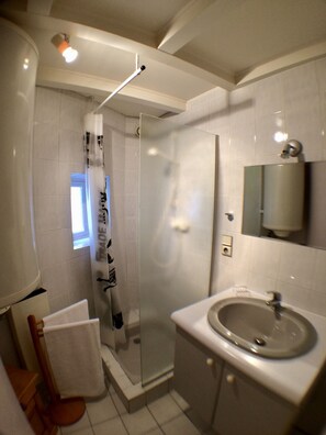 Douche, sèche-cheveux