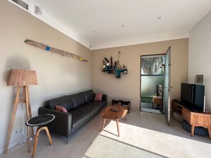 Televisie, een open haard, een dvd-speler en een tafeltennistafel