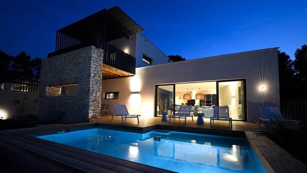 A modern house with a swimming pool, outdoor seating, and a well-lit interior. - Les Loges en Provence - Villa "Ventoux (Villeneuve-lès-Avignon)