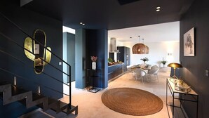 A modern interior with a staircase, a dining area, and a kitchen. - Les Loges en Provence - Villa "Ventoux (Villeneuve-lès-Avignon)