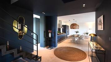 Een modern interieur met een trap, een eetgedeelte en een keuken.