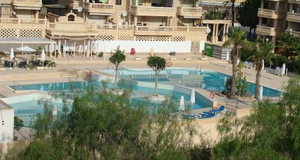 2 minutes à pied de la mer, grand appartement dans résidence avec piscine