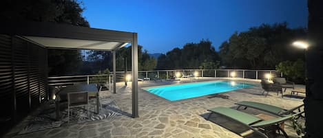 Piscina all'aperto, una piscina riscaldata
