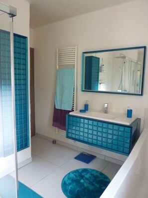 Baignoire, sèche-cheveux, serviettes fournies