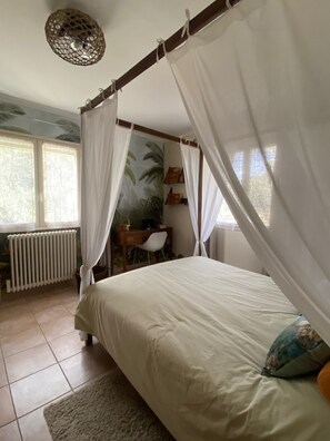 3 slaapkamers, een strijkplank/strijkijzer, reisbedje, gratis wifi