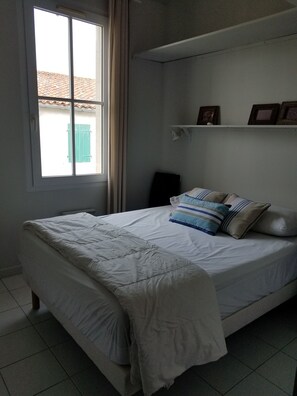 2 bedrooms, iron/ironing board, WiFi