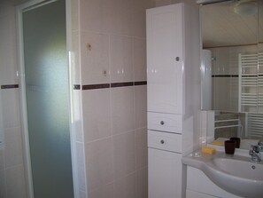 Dusj, hårføner, såpe og toalettpapir
