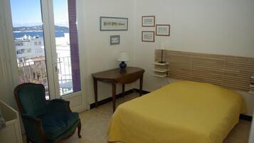 3 slaapkamers, een strijkplank/strijkijzer, gratis wifi, beddengoed