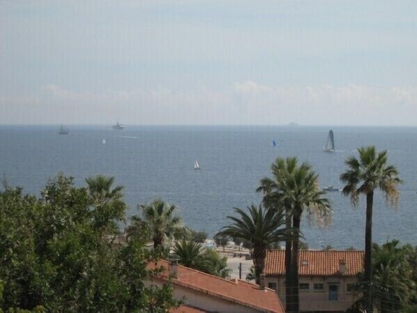 Beach nearby - For six people, 1st floor of villa, sea view apartment of 80m2 (Toulon)