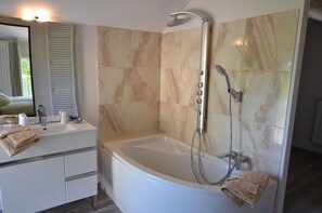 Bañera, secador de pelo, toallas, jabón