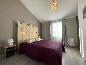 2 bedrooms, free WiFi - Cozy 3-Room House Near Beach, WiFi, Parking, 3-Star Rating (Saint-Gilles-Croix-de-Vie)