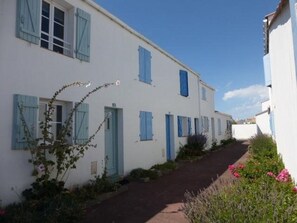 Exterior - Cozy 3-Room House Near Beach, WiFi, Parking, 3-Star Rating (Saint-Gilles-Croix-de-Vie)