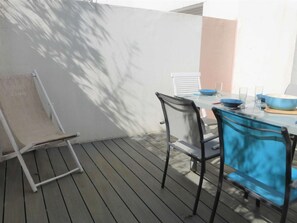Outdoor dining - Cozy 3-Room House Near Beach, WiFi, Parking, 3-Star Rating (Saint-Gilles-Croix-de-Vie)