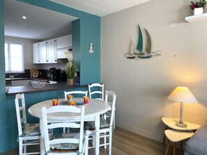 Dining - Cozy 3-Room House Near Beach, WiFi, Parking, 3-Star Rating (Saint-Gilles-Croix-de-Vie)