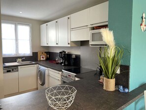 Fridge, microwave, oven, stovetop - Cozy 3-Room House Near Beach, WiFi, Parking, 3-Star Rating (Saint-Gilles-Croix-de-Vie)