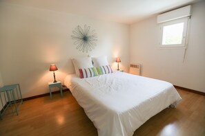 5 bedrooms, desk, soundproofing, iron/ironing board